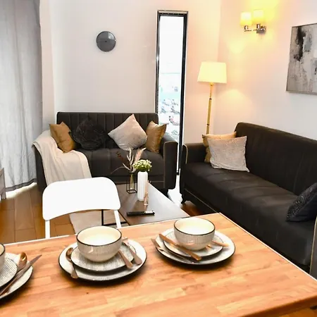 Sleeps 4 - Private Balcony - Wheelchair Accessible Apartment *