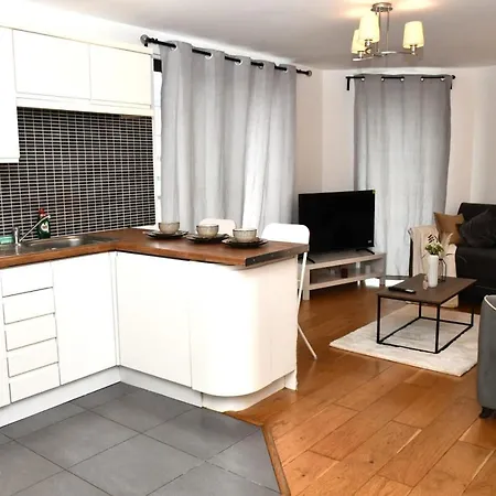 Apartment Sleeps 4 - Private Balcony - Wheelchair Accessible *