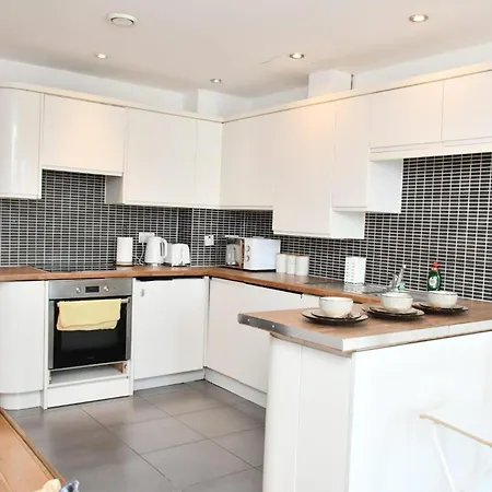 Sleeps 4 - Private Balcony - Wheelchair Accessible *