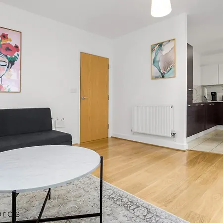 Exclusive 2 Bedroom Flat In Bromley By Bow *