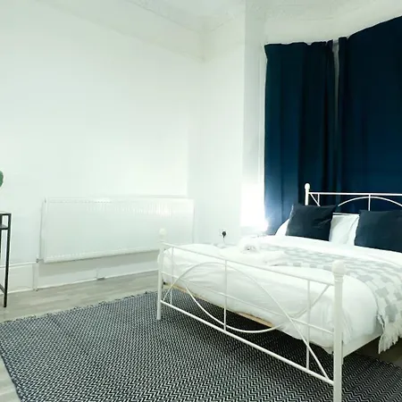 Urban Oasis With Private Garden Apartment London
