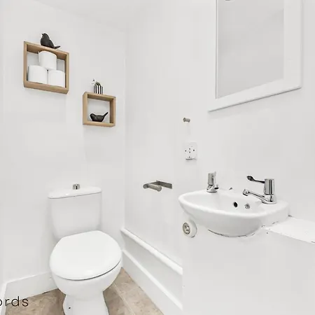 Fabolous 2 Bedroom Flat Near Westfield Shopping *