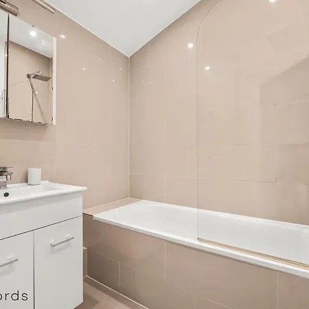 Fabolous 2 Bedroom Flat Near Westfield Shopping