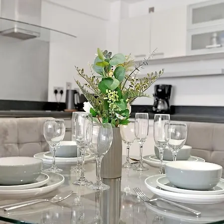 Spacious 2-bed Short Term & Flexible Renting Canary Wharf!