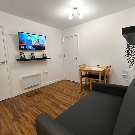 Apartment Flat On Market Street, Tube Station Is Very Close, Near Wembley And London *