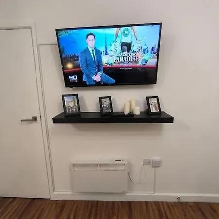 Flat On Market Street, Tube Station Is Very Close, Near Wembley And London *