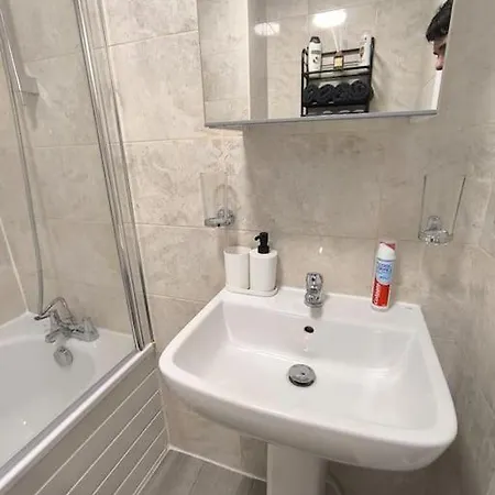 Apartment Flat On Market Street, Tube Station Is Very Close, Near Wembley And London *
