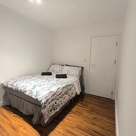 Flat On Market Street, Tube Station Is Very Close, Near Wembley And London *