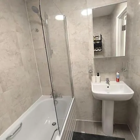Flat On Market Street, Tube Station Is Very Close, Near Wembley And London Apartment