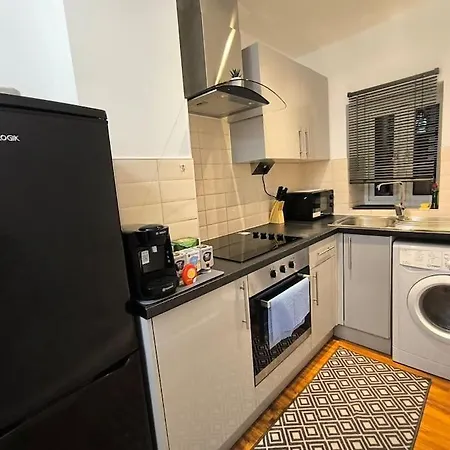 Flat On Market Street, Tube Station Is Very Close, Near Wembley And London Harrow