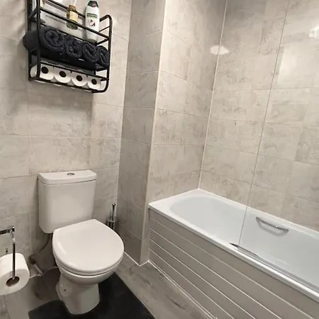 Flat On Market Street, Tube Station Is Very Close, Near Wembley And London Harrow