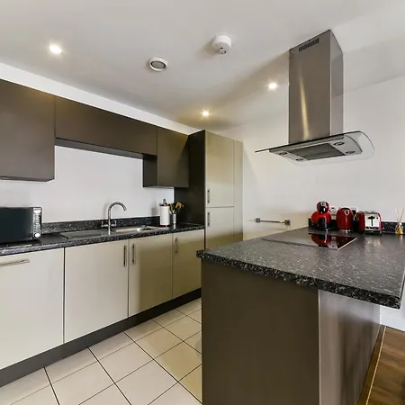 Incredible 2 Bed, 2 Bath Flat In Canary Wharf Apartment