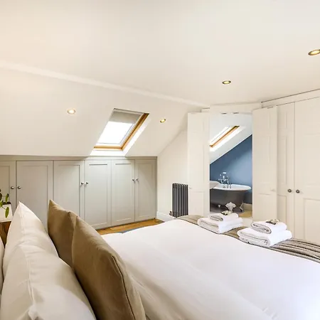 Peaceful Multilevel 2br Flat With Garden In Fulham *