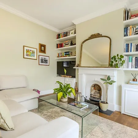 Peaceful Multilevel 2br Flat With Garden In Fulham