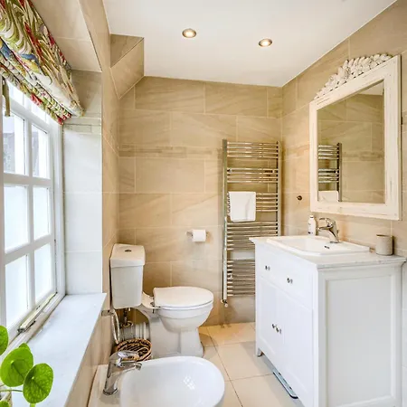 Peaceful Multilevel 2br Flat With Garden In Fulham * London