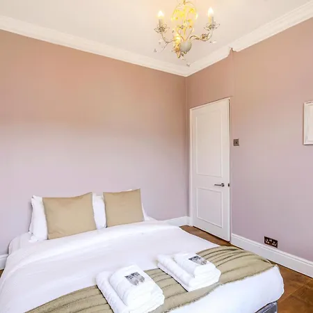 Peaceful Multilevel 2br Flat With Garden In Fulham *