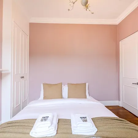 Peaceful Multilevel 2br Flat With Garden In Fulham