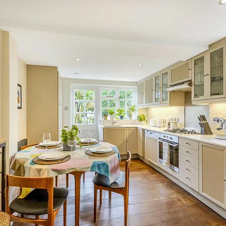 Peaceful Multilevel 2br Flat With Garden In Fulham London