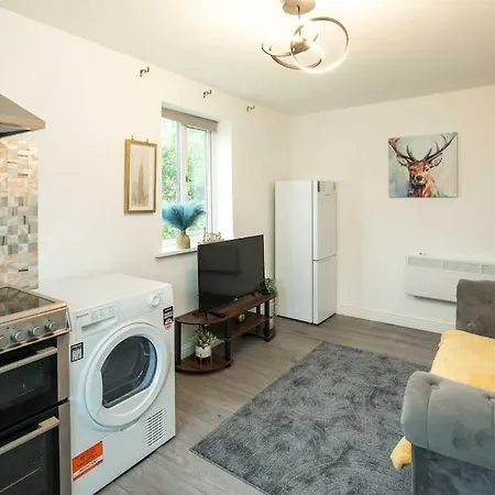 Cozy Retreat Near Heathrow Airport * Feltham
