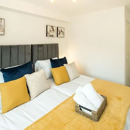 Cozy Retreat Near Heathrow Airport Apartment Feltham