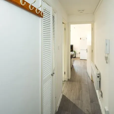 Cozy Retreat Near Heathrow Airport *
