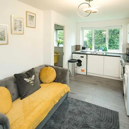 Cozy Retreat Near Heathrow Airport Apartment