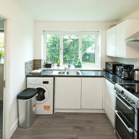 Cozy Retreat Near Heathrow Airport Apartment