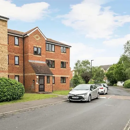 Apartment Cozy Retreat Near Heathrow Airport