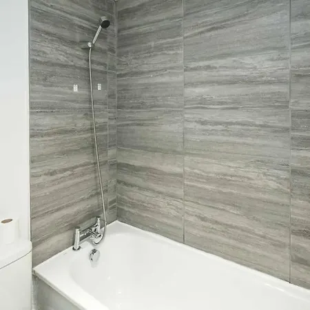 Cozy Retreat Near Heathrow Airport *