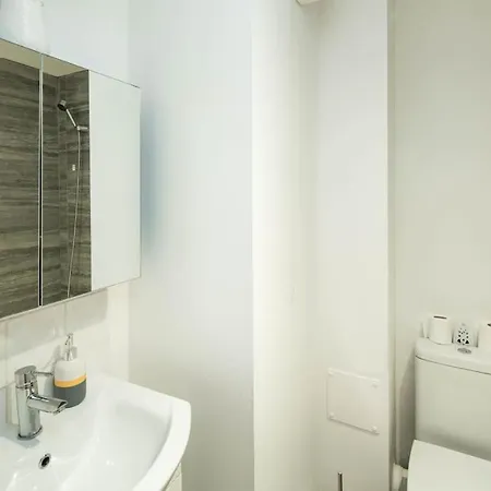 Cozy Retreat Near Heathrow Airport * Feltham