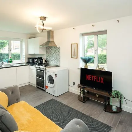 Cozy Retreat Near Heathrow Airport Apartment *
