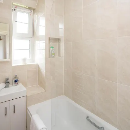 Apartment Stylish 2bd Flat With Balcony Near Stepney *