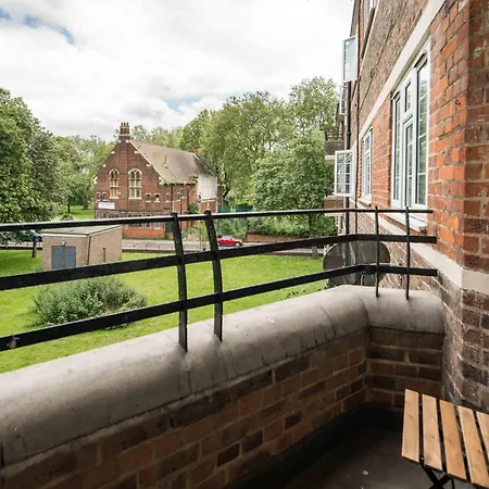 Stylish 2bd Flat With Balcony Near Stepney * London