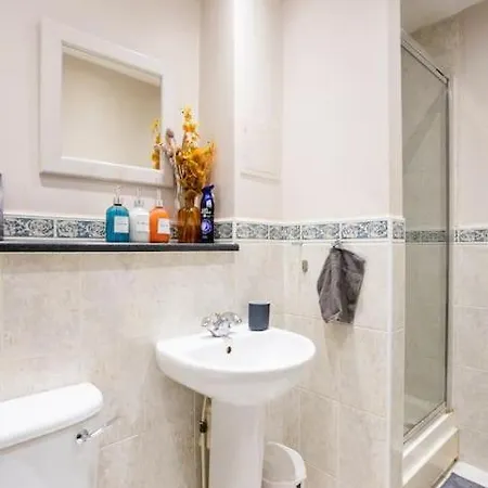Apartment Stylish & Private Bathroom In London