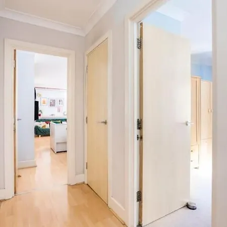 Stylish & Private Bathroom In * London