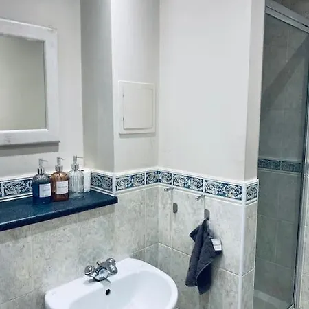 Stylish & Private Bathroom In Apartment