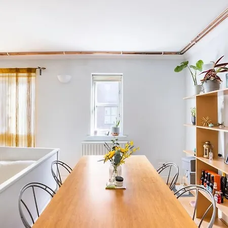 Stylish & Private Bathroom In Apartment London