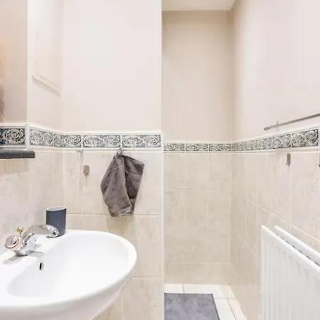 Stylish & Private Bathroom In London