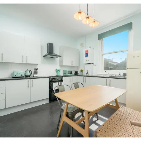Apartment Joivy Splendid Townhouse Flat With Backyard