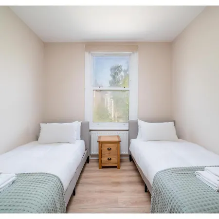 Joivy Splendid Townhouse Flat With Backyard Apartment London