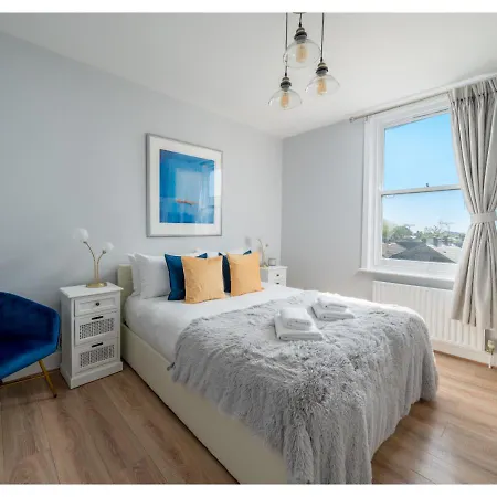Joivy Splendid Townhouse Flat With Backyard Apartment *