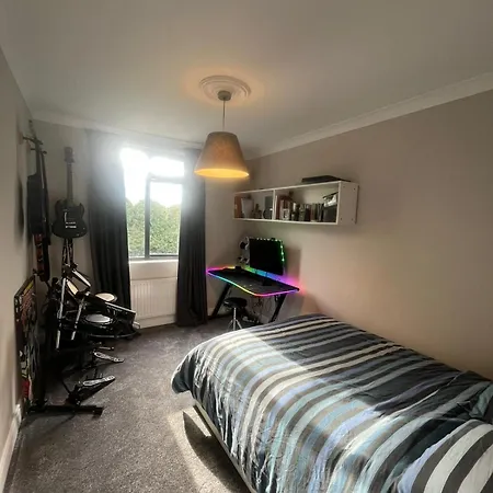 Three Bedroom Family With Garden In Walthamstow Holiday home