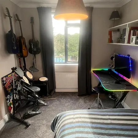 Three Bedroom Family With Garden In Walthamstow *