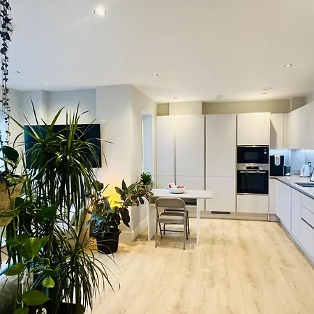 Modern, Bright And Spacious 1br