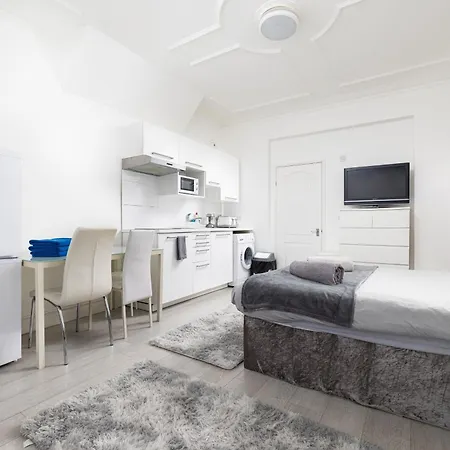 Apartment Bright On Golders Road *