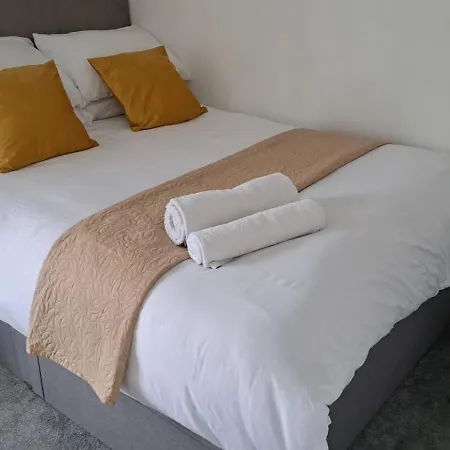 Tooting - Cosy 2 Bedroom House With Garden, 5 Mins Walk To Tube Station Holiday home London