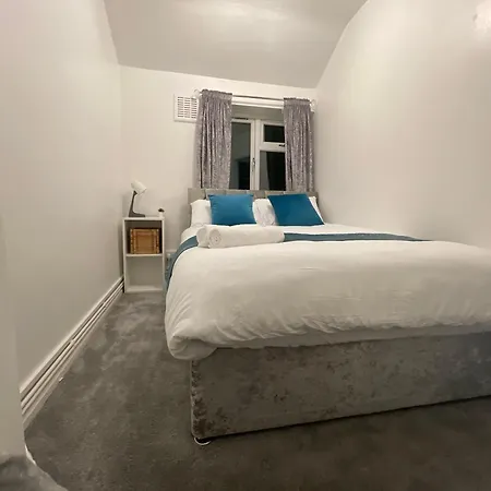 Tooting - Cosy 2 Bedroom House With Garden, 5 Mins Walk To Tube Station London