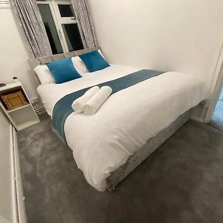 Tooting - Cosy 2 Bedroom House With Garden, 5 Mins Walk To Tube Station