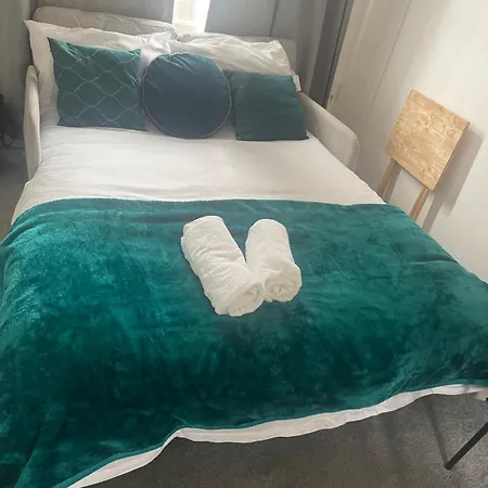 Tooting - Cosy 2 Bedroom House With Garden, 5 Mins Walk To Tube Station Holiday home