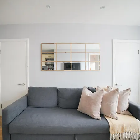 Art-deco In Very Popular Chelsea Area Apartment